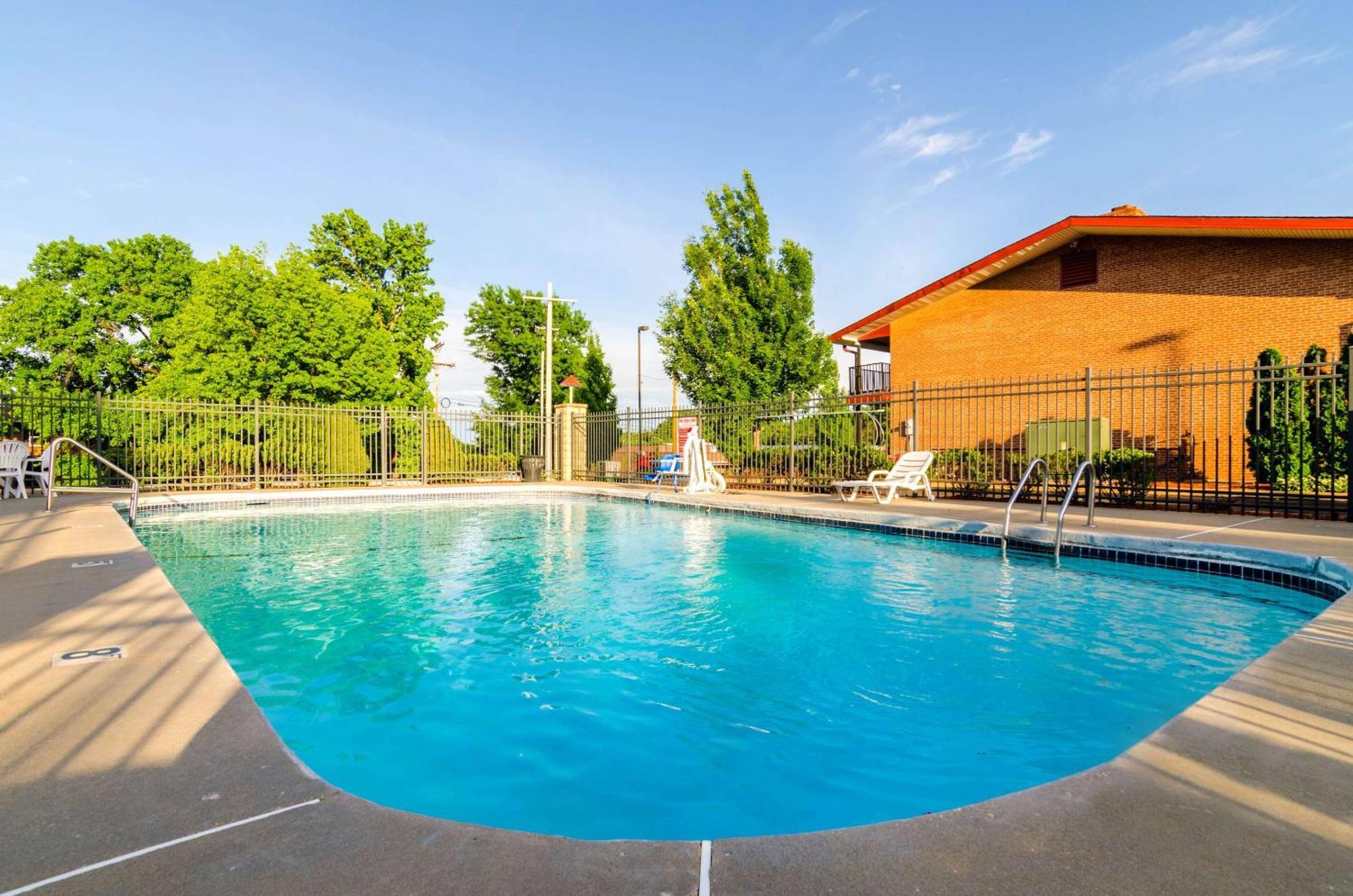 Econo Lodge Inn & Suites I-35 At Shawnee Mission Overland Park Exterior photo