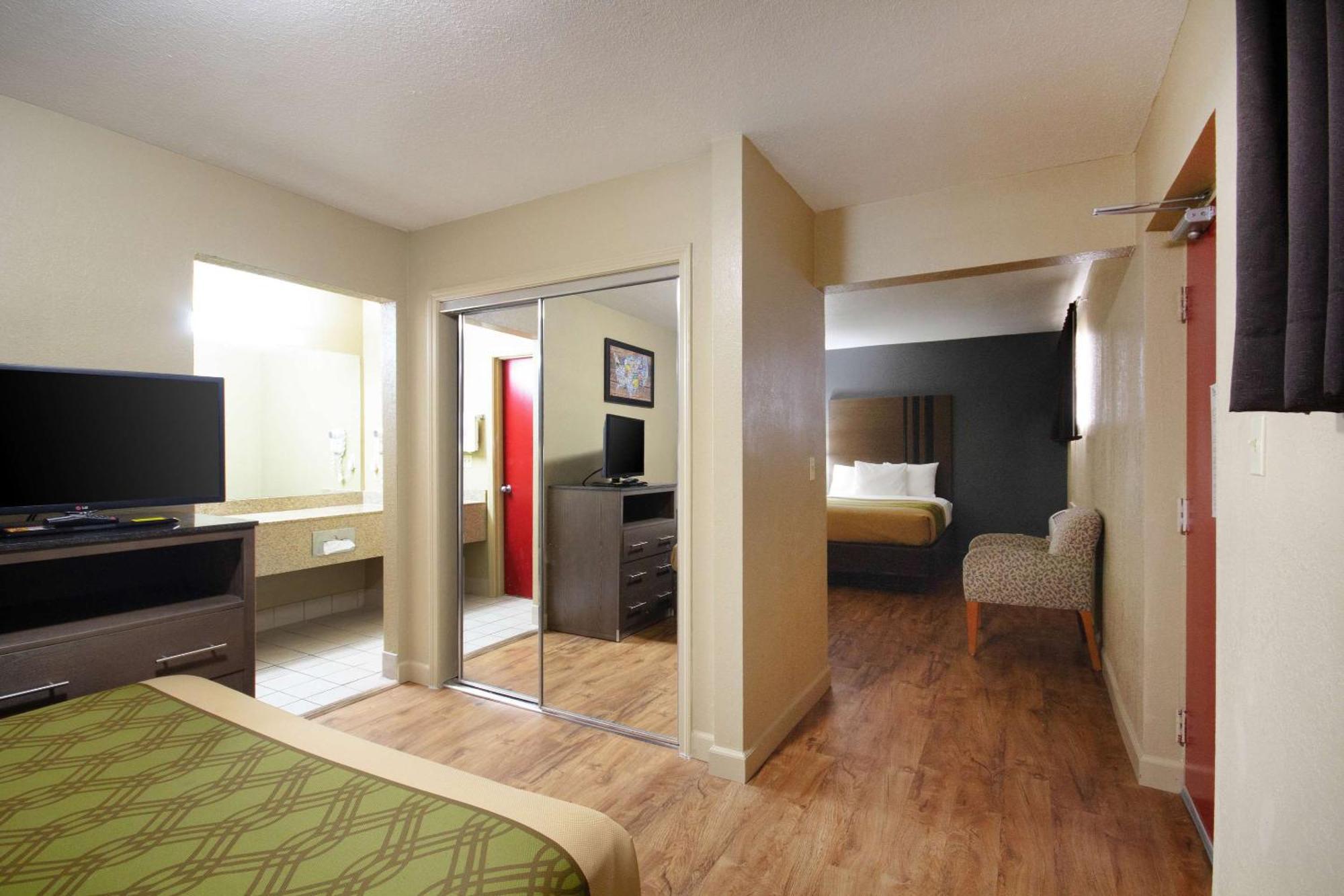 Econo Lodge Inn & Suites I-35 At Shawnee Mission Overland Park Exterior photo