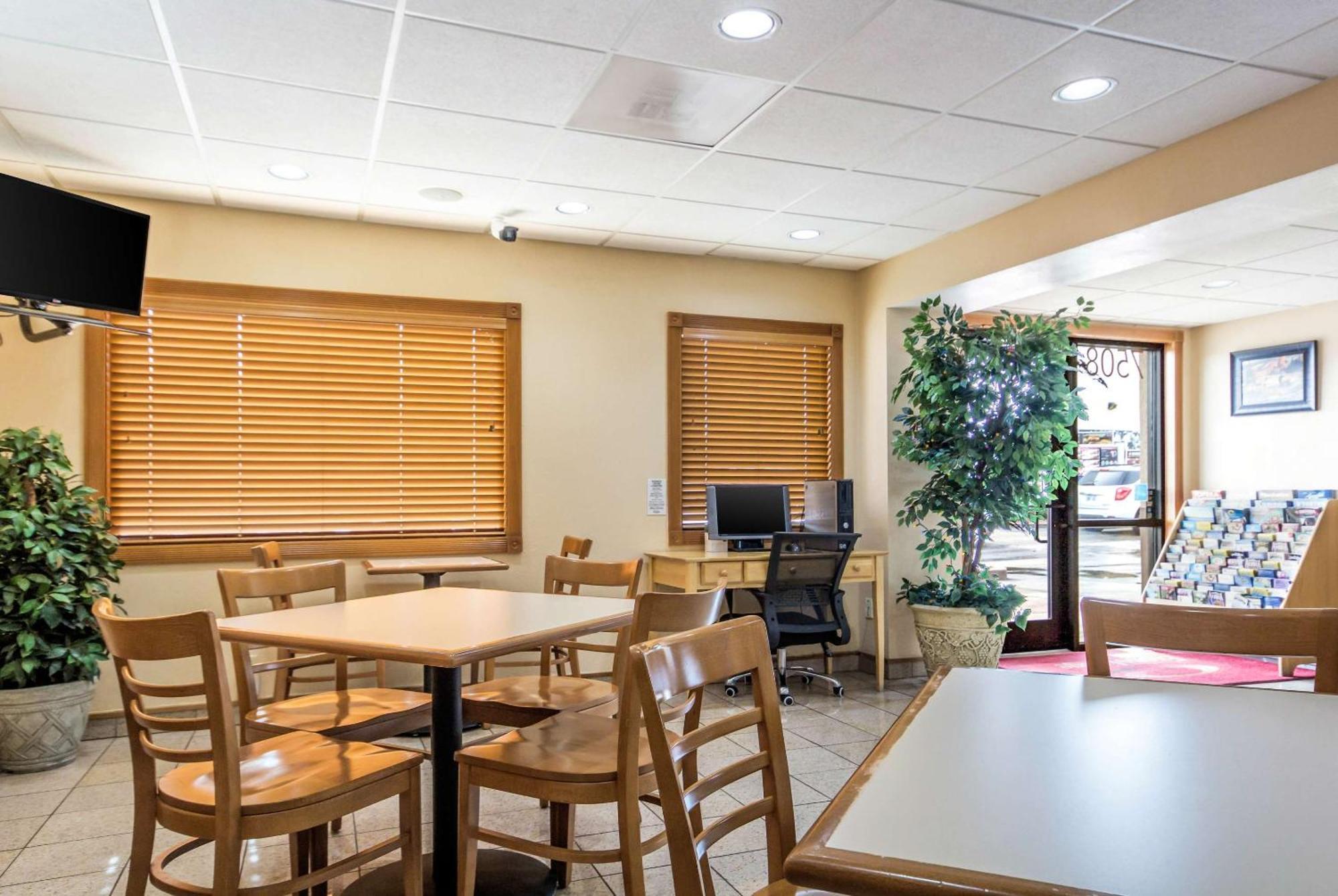 Econo Lodge Inn & Suites I-35 At Shawnee Mission Overland Park Exterior photo