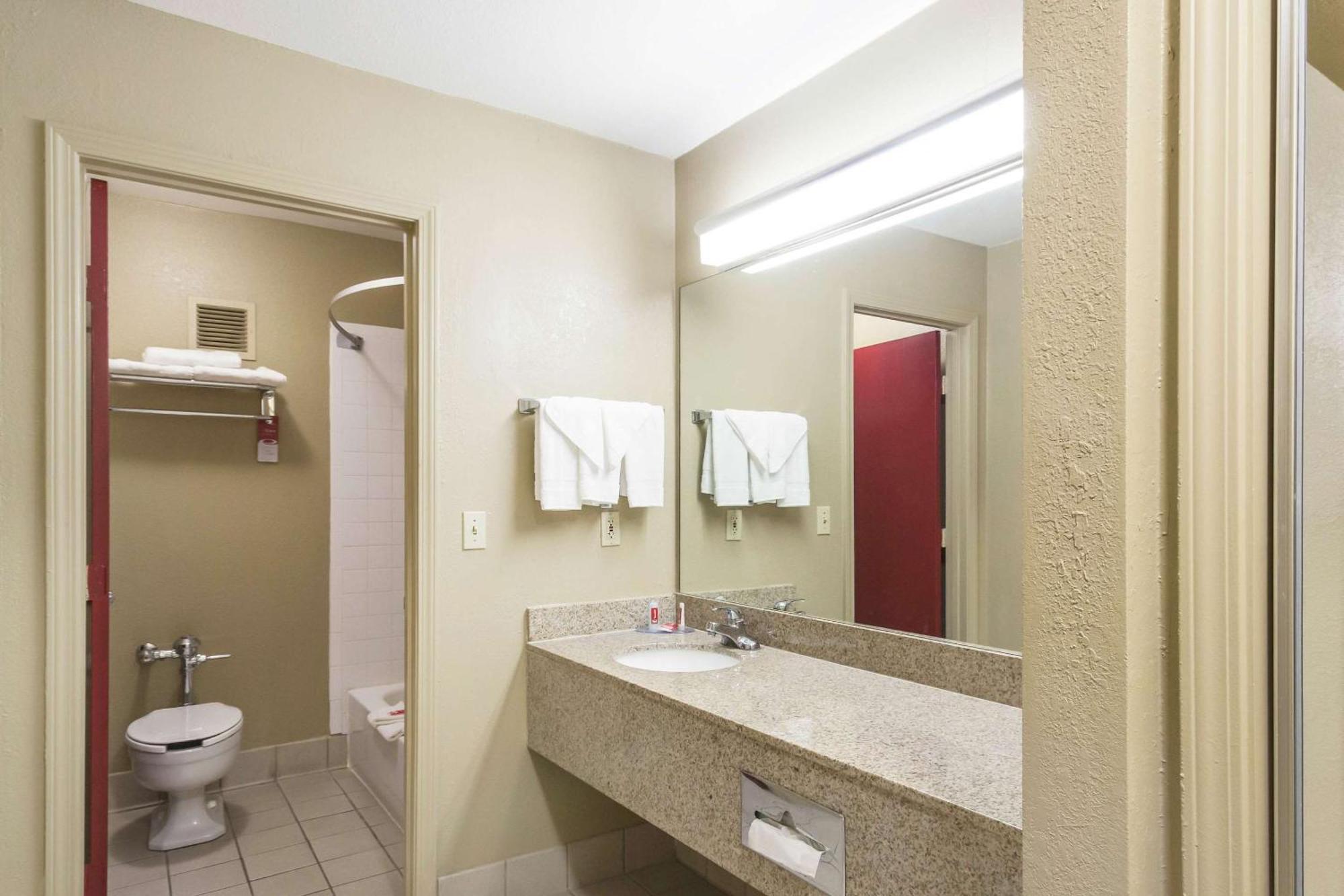 Econo Lodge Inn & Suites I-35 At Shawnee Mission Overland Park Exterior photo