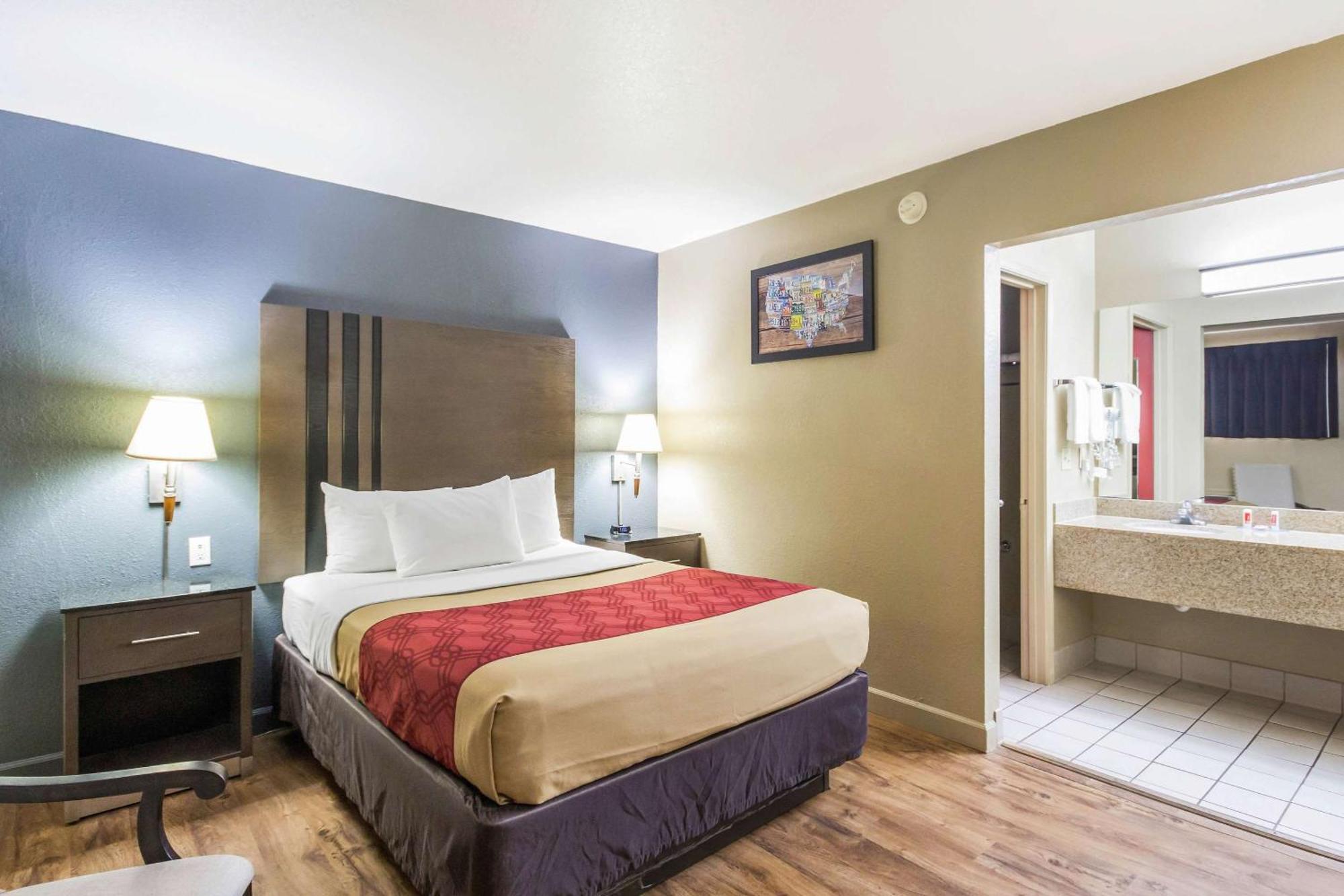 Econo Lodge Inn & Suites I-35 At Shawnee Mission Overland Park Exterior photo