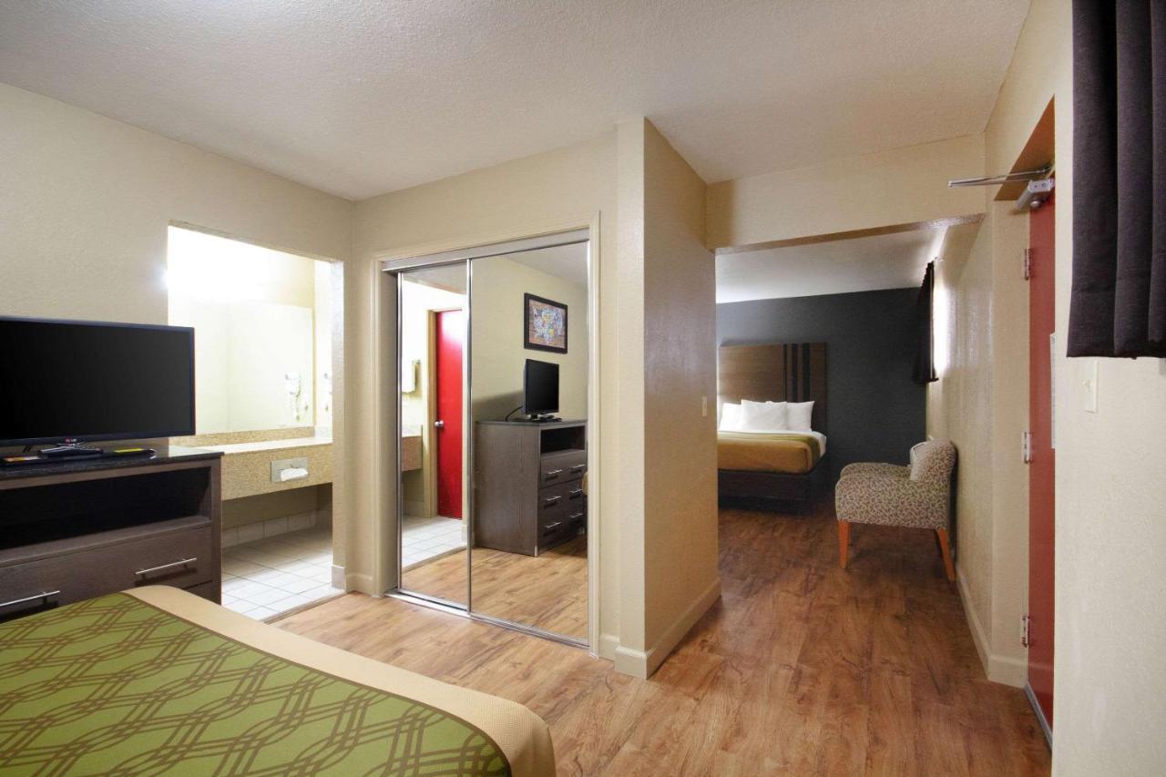 Econo Lodge Inn & Suites I-35 At Shawnee Mission Overland Park Exterior photo